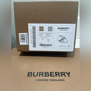 Burberry infant shoes
